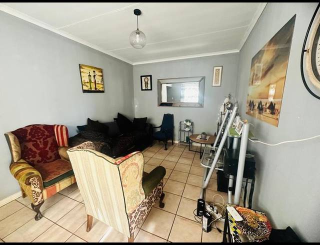 5 BEDROOM HOUSE FOR SALE IN BEZUIDENHOUT VALLEY